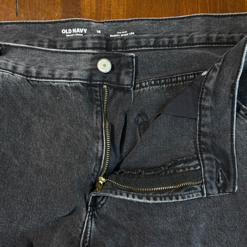 Old Navy Womens Mid Rise Baggy Wide Leg Cargo Jeans Size 16 Washed Black Utility - Picture 3 of 9